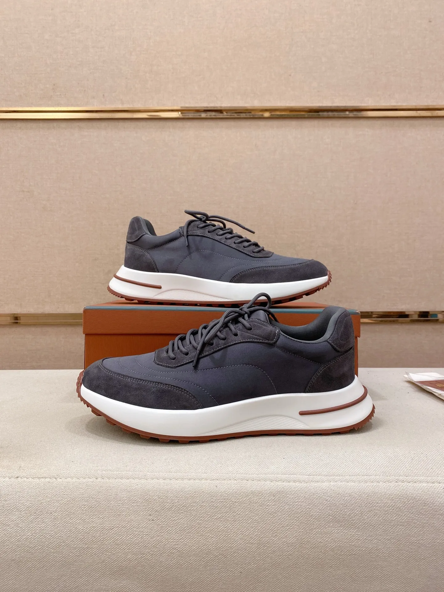 Men's shoes 💰: 462💰🔥𝐥𝐨𝐫𝐨 𝐏𝐢𝐚𝐧𝐚 lp classic loafers, an Italian treasure brand, the only brand that can match Hermès! Only after wearing it do we realize that we can’t live up to our feet. The upper is made of imported first-layer cowhide with breathable fabrics, water-dyed cowhide foot pads, and the official original glass rubber outsole and pendant. Exclusive original packaging (tag ➕ brand paper ➕ outer box ➕ hand bag) code number: 38-44. Can be customized 45-46